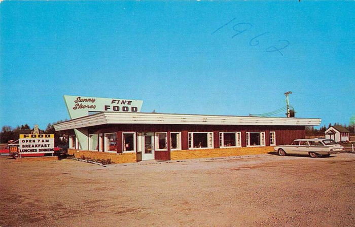 Sunny Shores Restaurant (Straslers Sunny Shores Restaurant) - Vintage Postcard